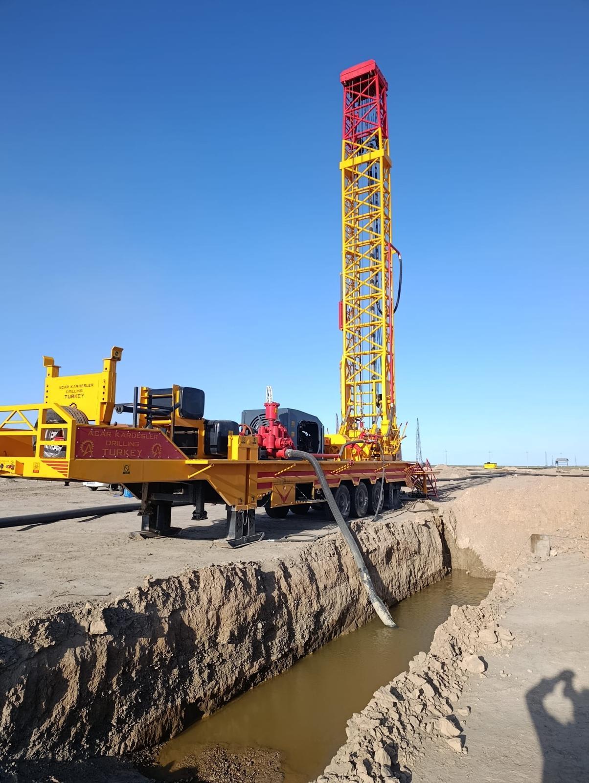 water well drilling mud pump working in uzbekistan desert